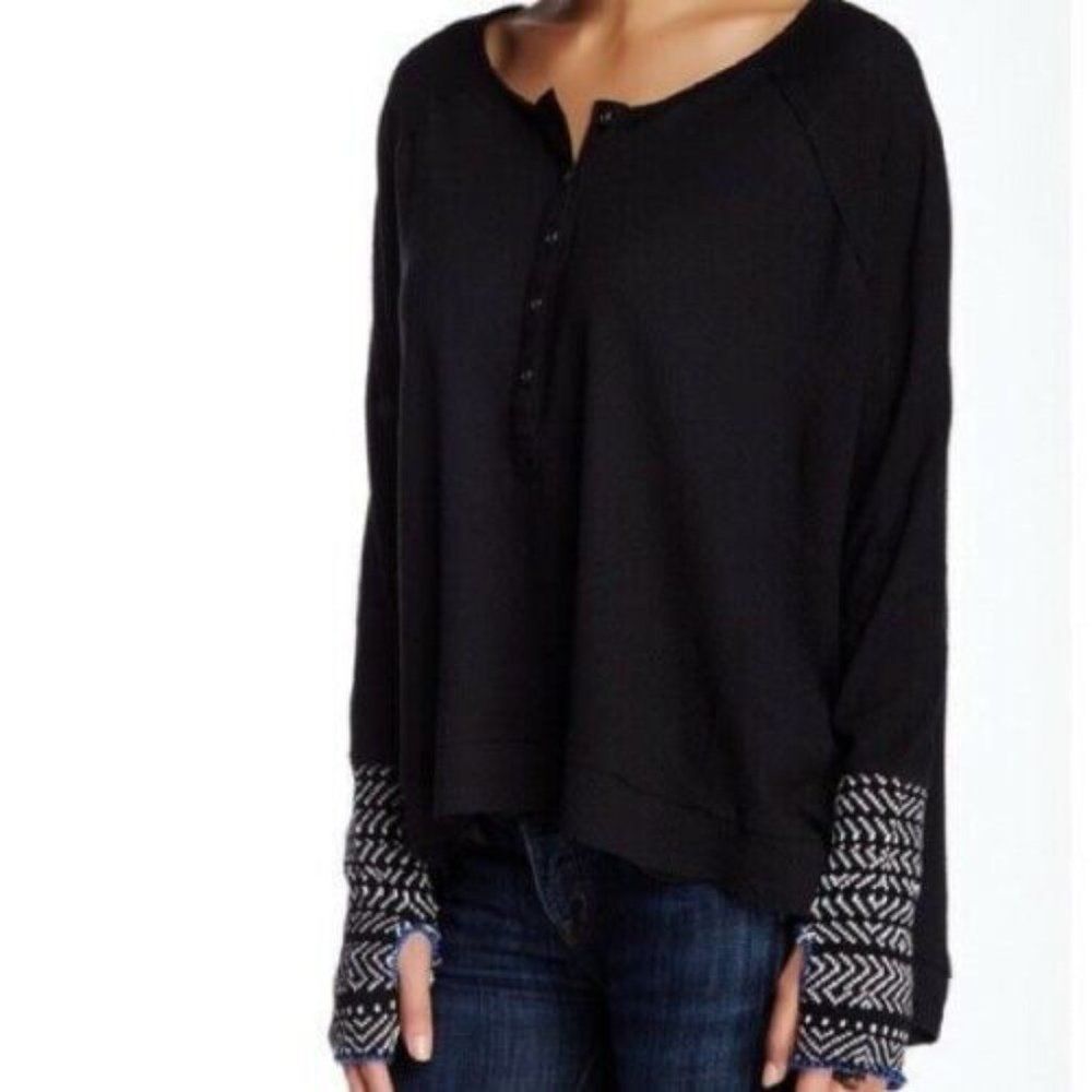 VINTAGE HAVANA OVERSIZED BLACK THERMAL LONG SLEEVES W/TRIM & THUMB HOLES sz. M